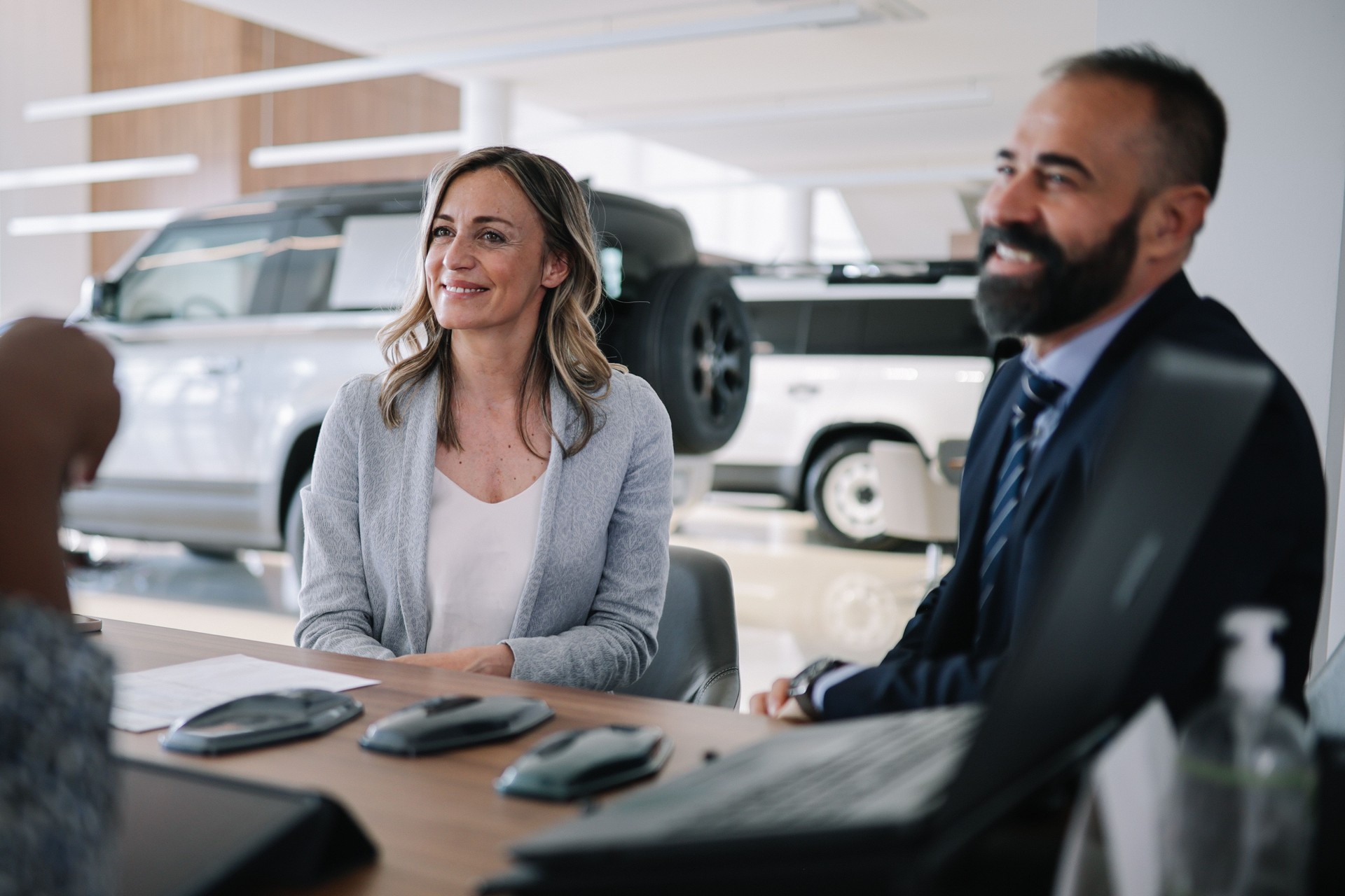acabamento da papelada do carro no showroom